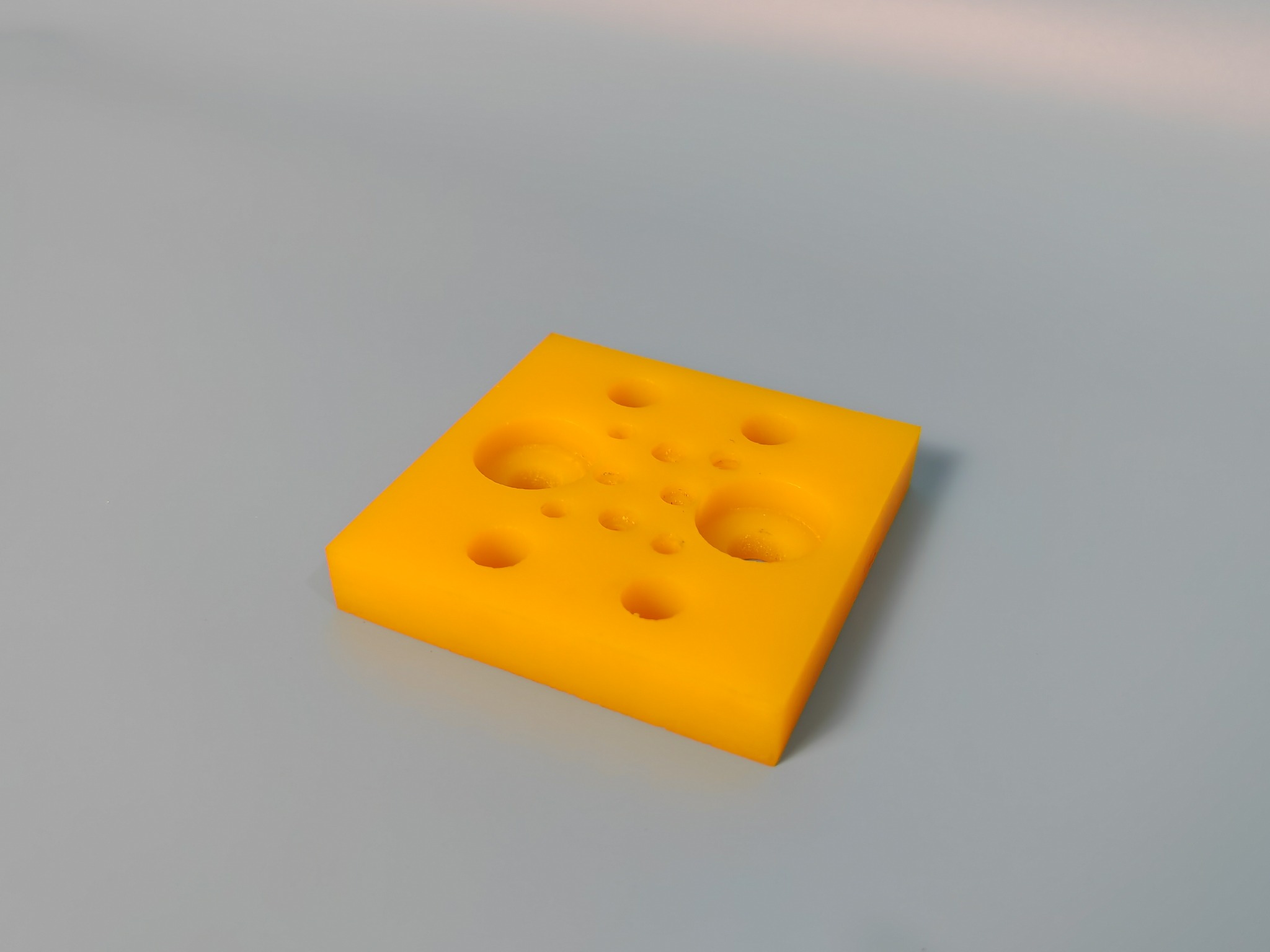 Adapterplatte DZJ090 in Schrägansicht.