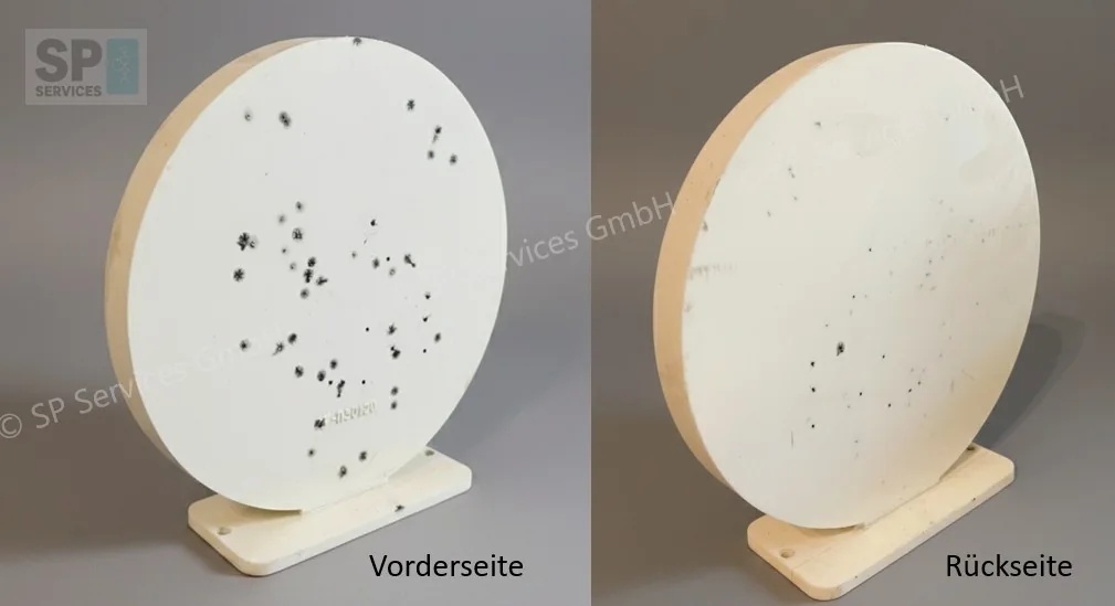 Vorder- und Rückseite eines Kunststoff-Trainingsziels mit sichtbaren Einschussspuren.